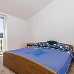 3 Bedroom Cozy Apartment In Supetarska Draga