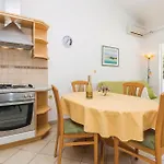 Beautiful Home In Supetarska Draga With Jacuzzi