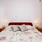 Two-Bedroom Apartment Malinska Near Sea