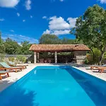 2 Bedroom Lovely Apartment In Pinezici