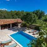 Beautiful Apartment In Pinezici With Wifi