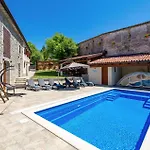 Cozy Home In Vele Mune With Wifi