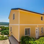 3 Bedroom Cozy Apartment In Dobrinj