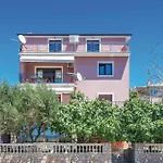 Cozy Apartment In Novi Vinodolski With Kitchen