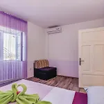 Cozy Apartment In Novi Vinodolski With Kitchen