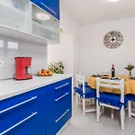3 Bedroom Pet Friendly Apartment In Viskovo