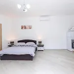 Cozy Apartment In Novi Vinodolski With Wifi