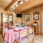 Awesome Home In Lic With Wifi