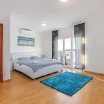 5 Bedroom Cozy Home In Selce