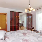 2 Bedroom Awesome Home In Smrika