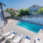 4 Bedroom Cozy Home In Krk