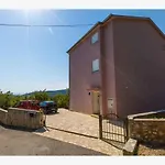 Apartment In Grizane 39410