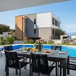 Beautiful Apartment In Zidarici With Wifi