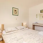 2 Bedroom Lovely Apartment In Zidarici