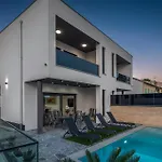 Beautiful Home In Dramalj With Jacuzzi