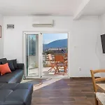 Gorgeous Apartment In Cres With Wifi