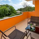 Cozy Apartment In Opric With Wifi