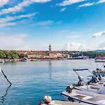 Cozy Apartment In Vantacici With House Sea View
