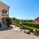 Lovely Apartment In Rasopasno With Kitchen