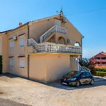 Lovely Apartment In Rasopasno With Kitchen