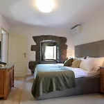 Gorgeous Home In Icici With Jacuzzi