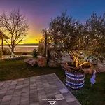 Villa Green Garden With Infinity Pool, Jacuzzi, Sauna And Panoramic View
