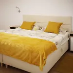 Cozy Apartment Iva With Private Garden