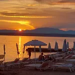 Mediterranes Apartment Nur 150 Meter Zum Strand Mit Meerblick, Grillbereich, Privatparkplatz, Wifi