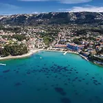 2 Bedroom Cozy Apartment In Supetarska Draga