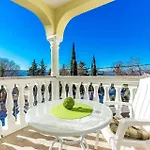 Geraeumiges Ferienhaus In Dramalj Mit Moebliertem Balkon