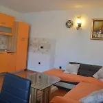 Geraeumige Duplexwohnung Mit Terrasse Und Pool