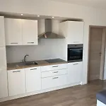 Moderne Wohnung Mit Grillplatz Auf Dem Balkon