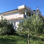 Erdgeschosswohnung Mit Terrasse Fuer Sechs Personen