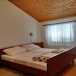Wohnung In Novi Vinodolski Mit Grill Und Garten