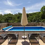 Geraeumiges Ferienhaus In Brsec Mit Privatem Pool