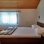 Wohnung In Novi Vinodolski Mit Grill Und Garten