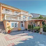 Wohnung In Novi Vinodolski Mit Grill, Garten Und Terrasse