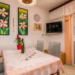 2 Bedroom Cozy Apartment In Cres