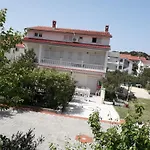 Gesamte Wohnung In Palit Bis 8 P,Mit Pool,2 Balkonen,Garten,Grill
