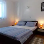 Apartments Markle - Swimming Pool And Sunbeds