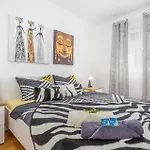 Cozy Apartment In Vantacici With House Sea View