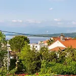 Cozy Apartment In Vantacici With House Sea View