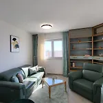 Arbamore 2Br Apt With Sea View And Balcony