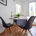 Beautiful Apartment In Cizici With Wifi