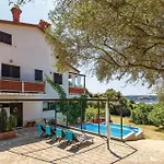 Gorgeous Apartment In Supetarska Draga With Wifi