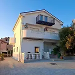 Apartments Lescanec