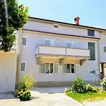 Ferienwohnung Mit Terrasse Fuer 9 Personen