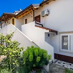Apartments In Pinewood Near The Sea
