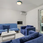 Apartments In Pinewood Near The Sea
