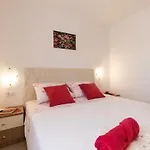 Apartment Doris, Nenadici